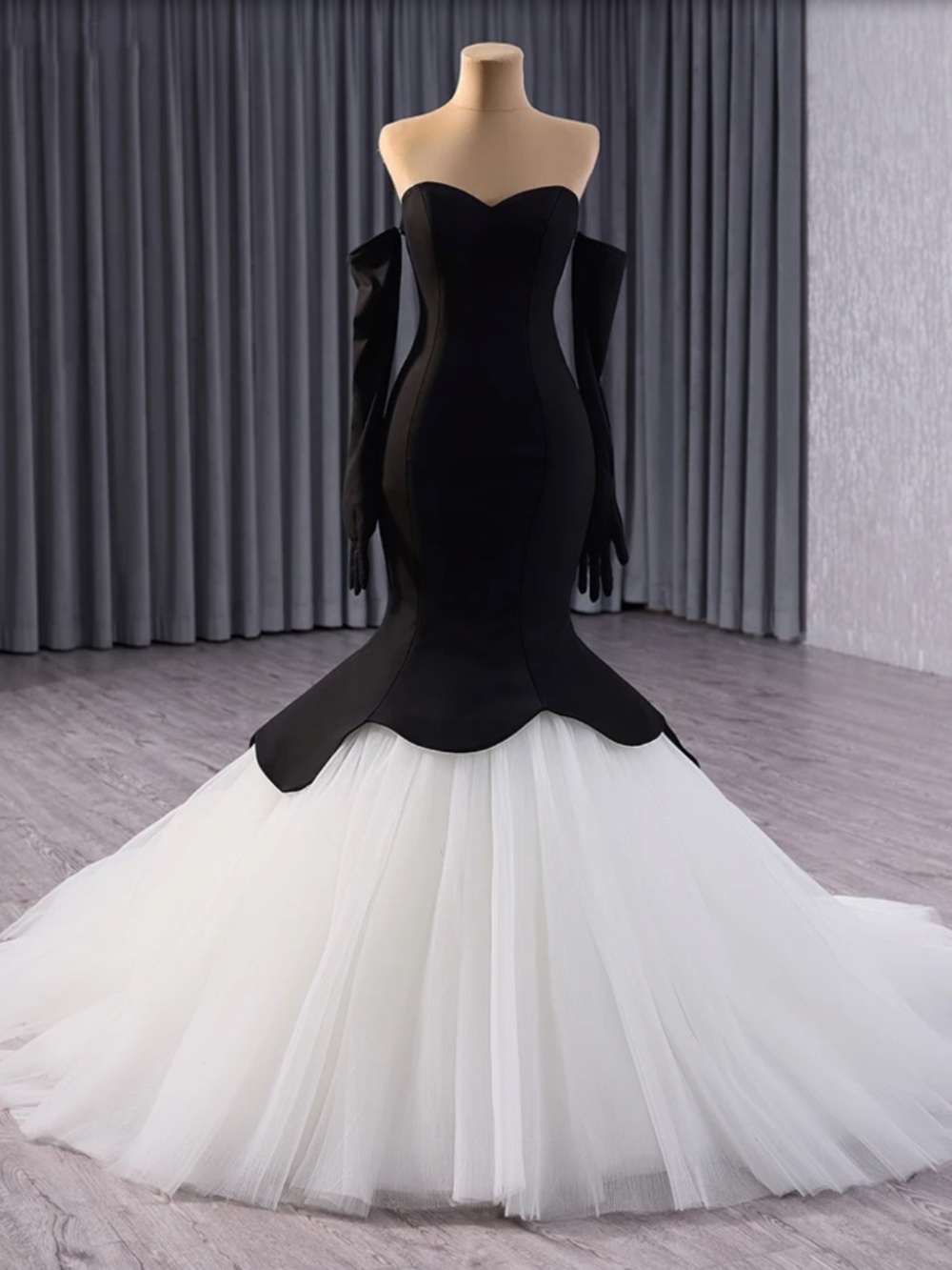 Hepburn Audrey Gown - Size 8 - Ships in 48 Hours - Picture 5 of 7
